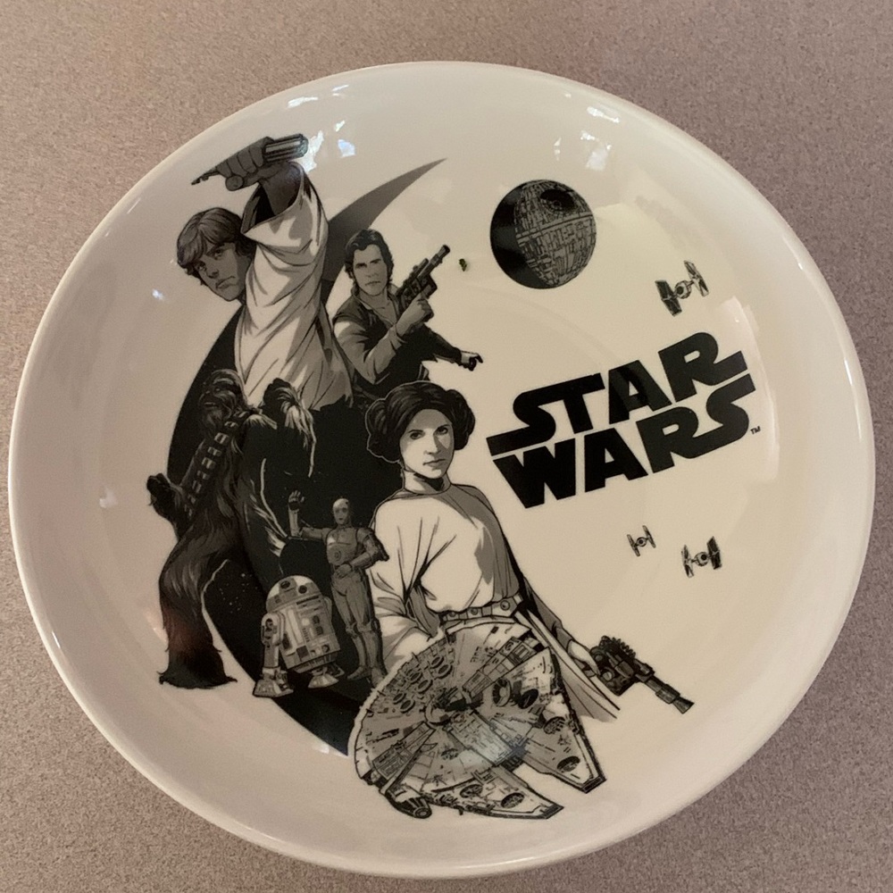 Collectible Star Wars dinner plate. New/microwave safe.